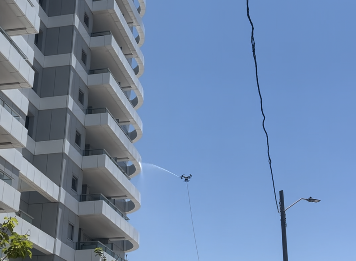 ניקוי אזורים ללא גישה בחזית מבנה באמצעות רחפן