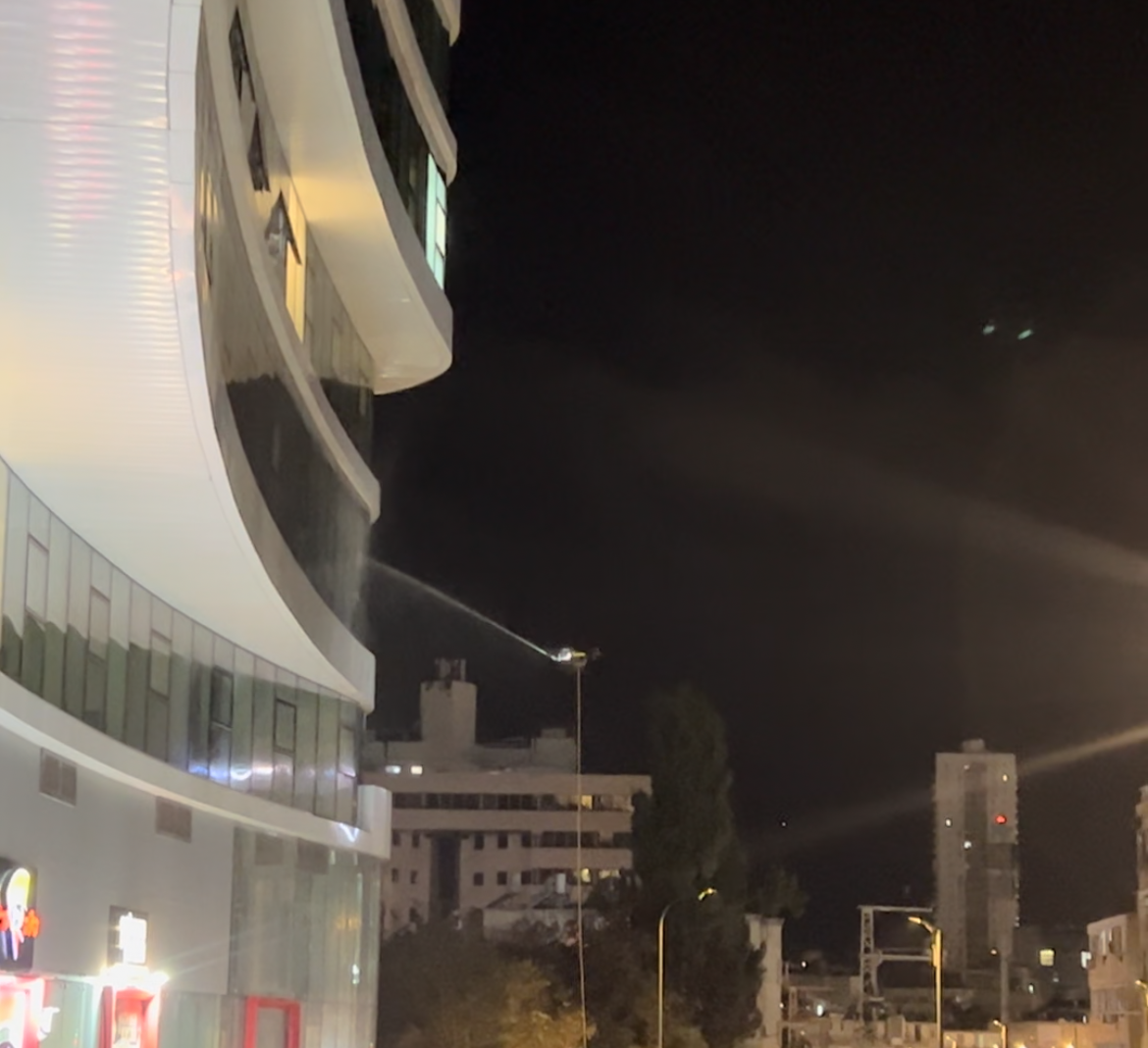ניקוי חלונות בגובה במגדל באמצעות רחפן במקום סנפלינג